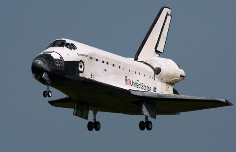 El transbordador espacial Endeavour aterriza en Cabo Cañaveral, Florida