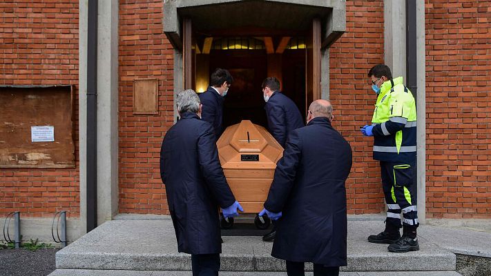 Telediario 1 - La dificultad de decir adiós a los seres queridos en Italia por el coronavirus