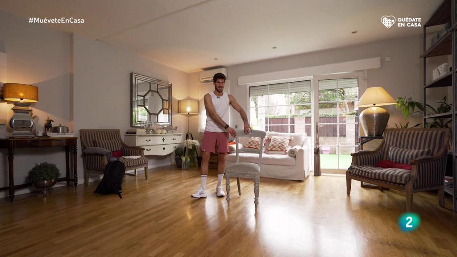 Ejercicios de sentadillas con una silla | Muévete en Casa