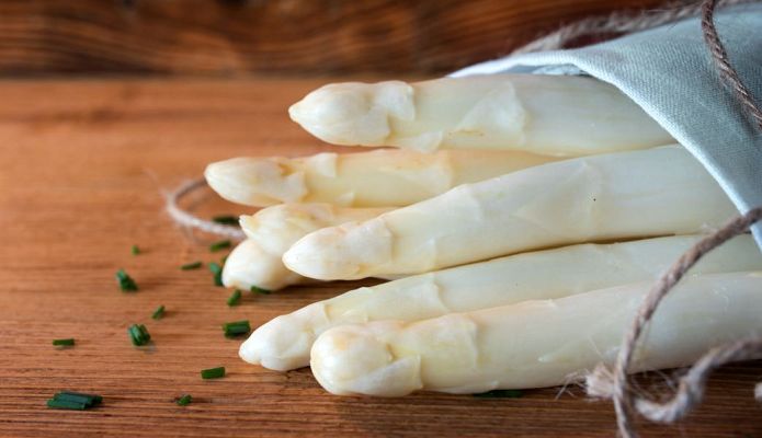 Aquí la Tierra - Vídeoreceta de espárragos empanados en salsa