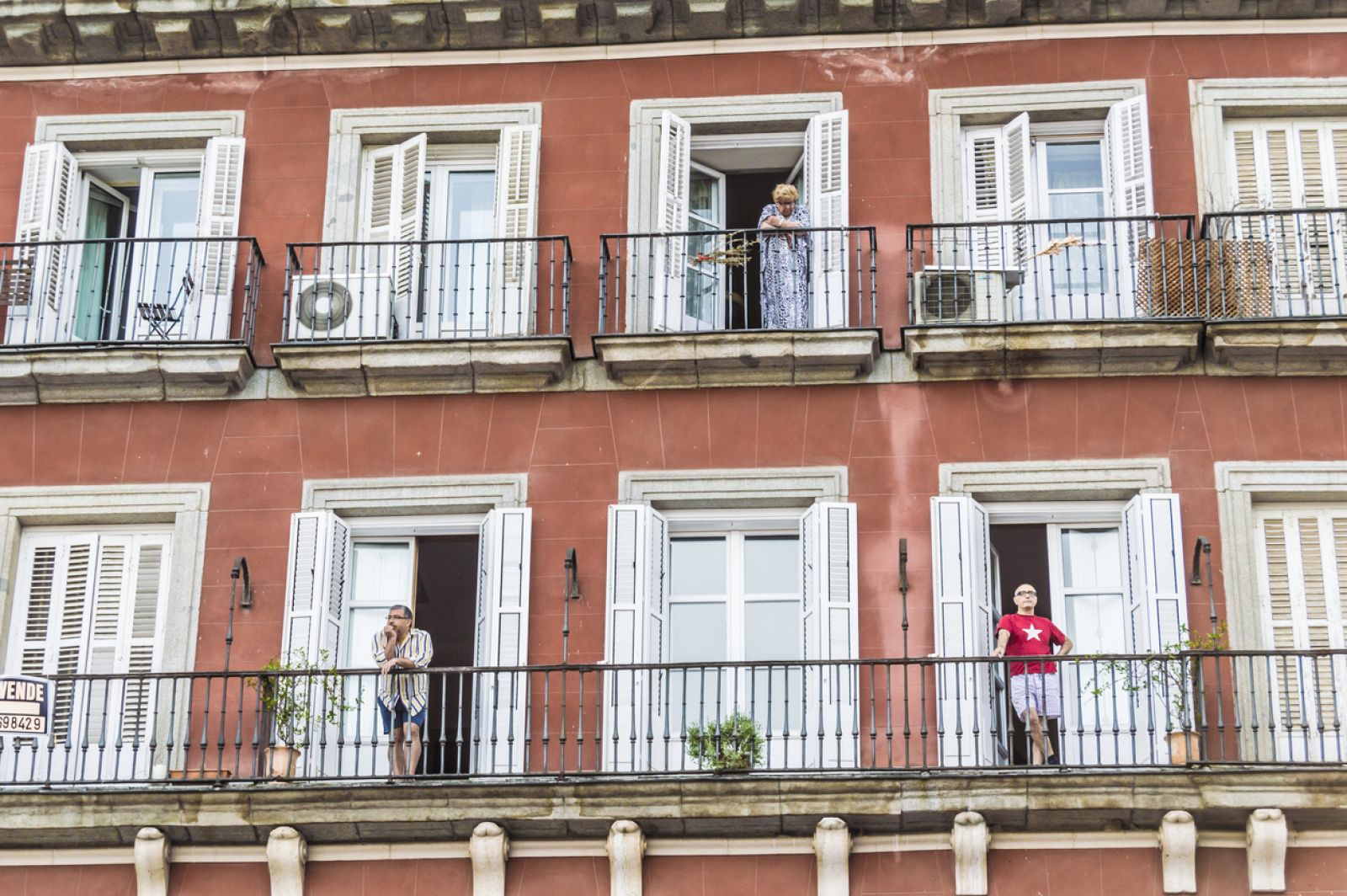 Historias que ocurren en los balcones en tiempos de cuarentena - España Directo | Ver