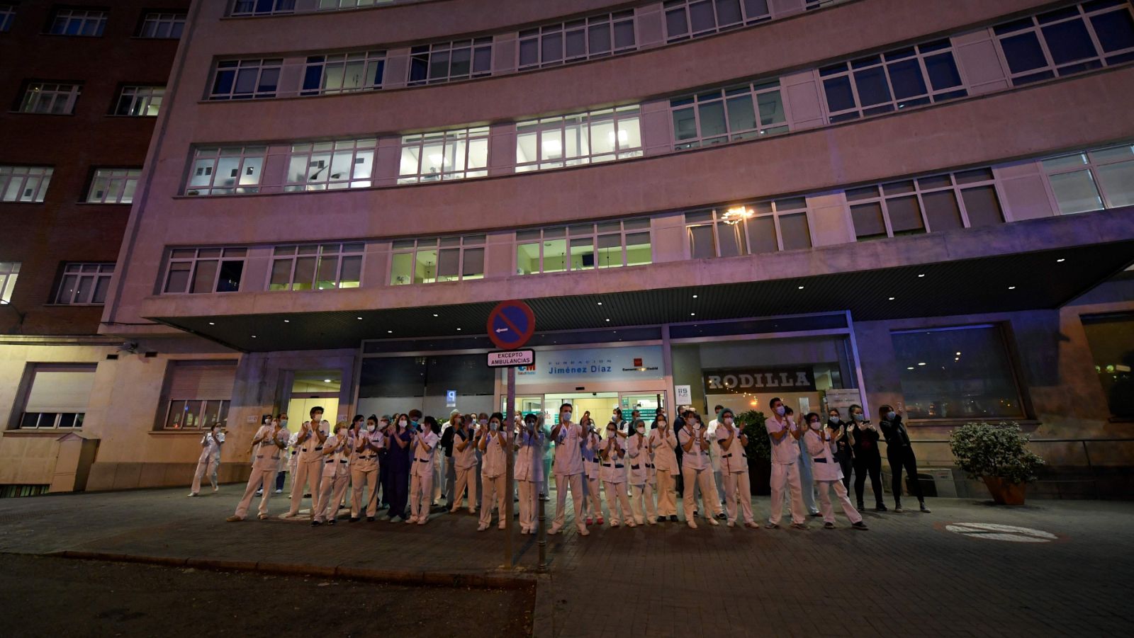 Vídeo: Los deportistas dejan paso a los auténticos héroes, los sanitarios