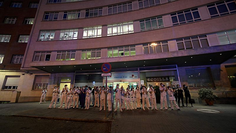 Vídeo: Los deportistas dejan paso a los auténticos héroes, los sanitarios