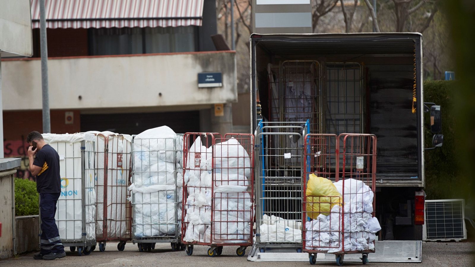 Las lavanderías de los hospitales extreman las precauciones para evitar contagios