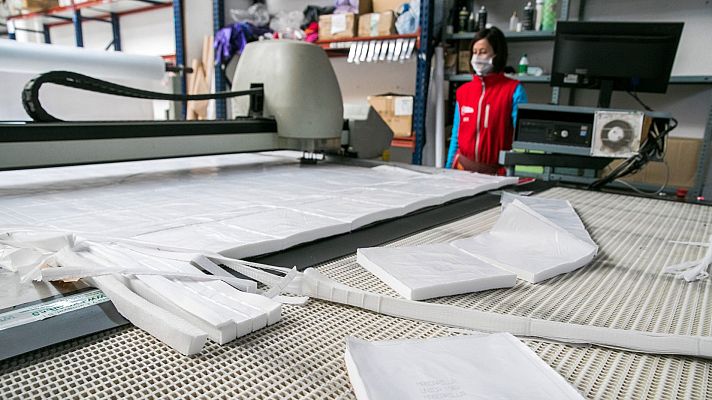 Telediario 1 - Muchas empresas reorientan su producción a fabricar material sanitario por el coronavirus