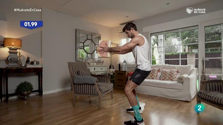 Muévete en casa - ¡Fortacele hombros y pecho con un sofá y con un libro!