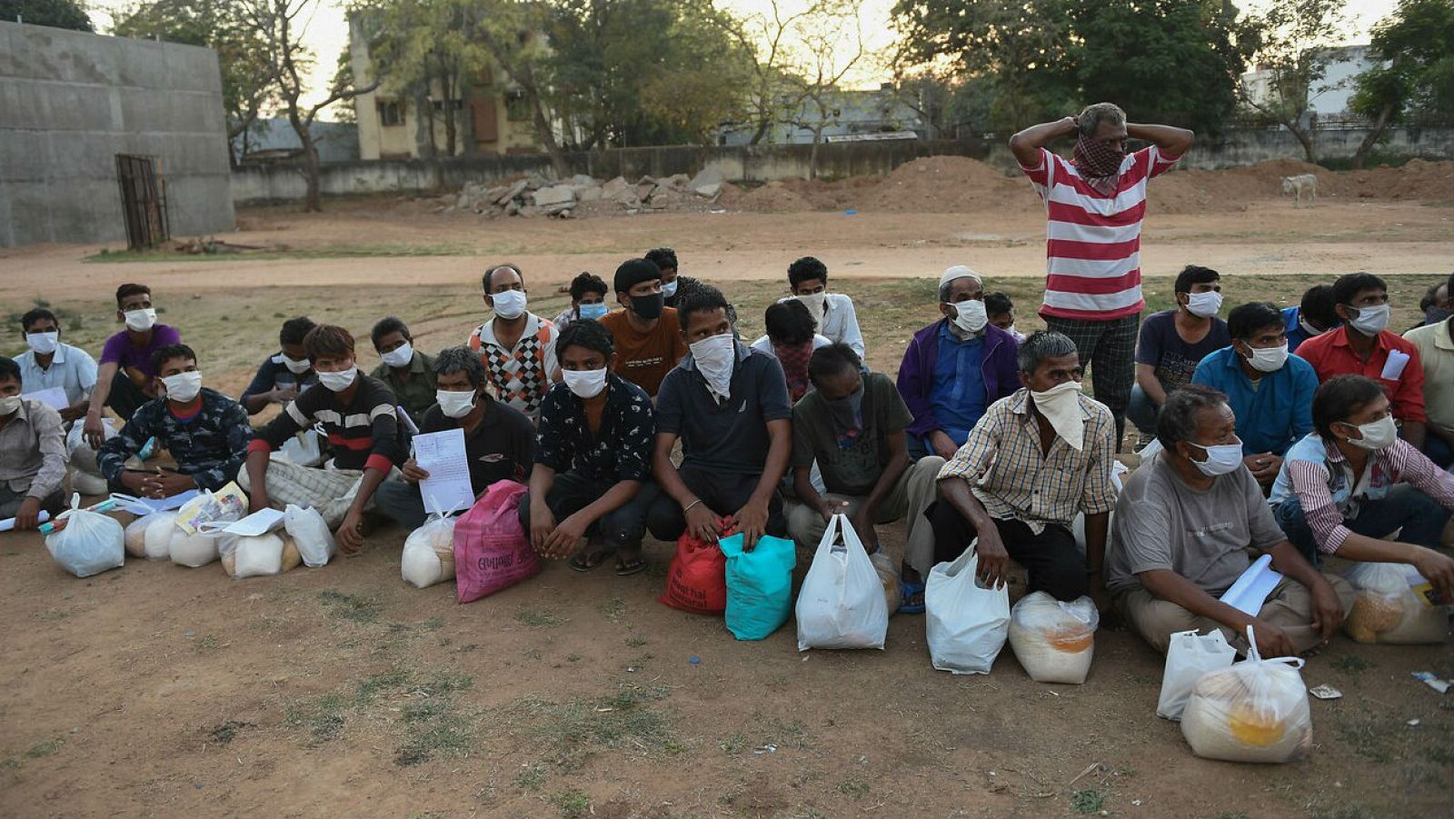 El confinamiento en la India agrava la pobreza de sus habitantes - RTVE.es - Telediario 1 | Ver