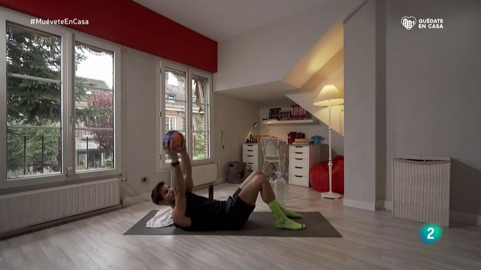 Muévete en casa - ¡Trabaja los abdominales con una pelota!