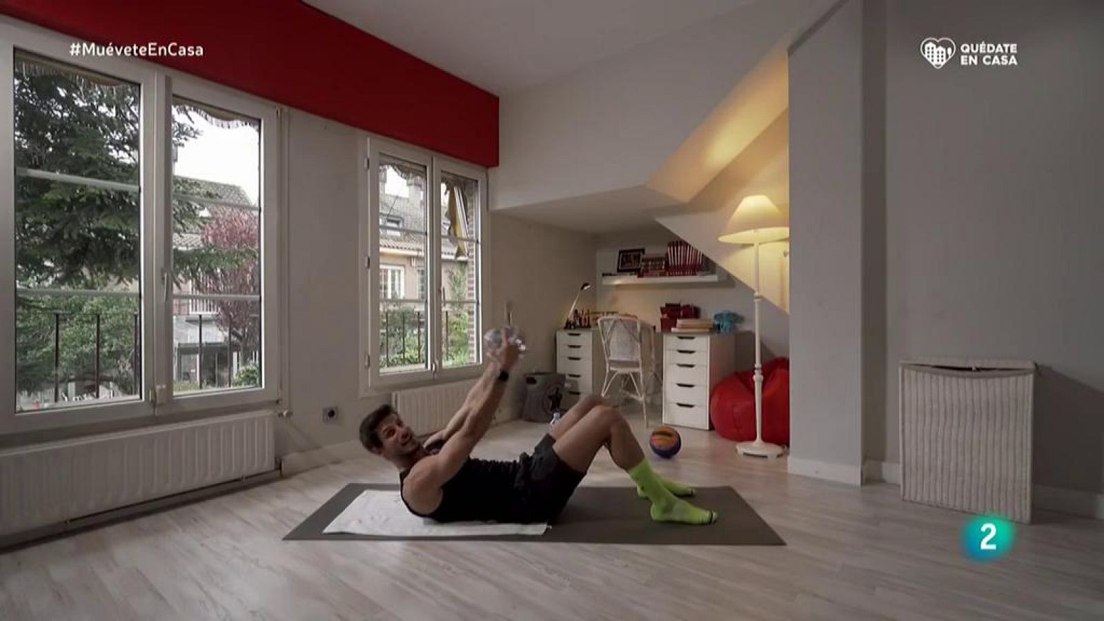 Muévete en casa - ¡Fortalece los abdominales con la ayuda de una botella!