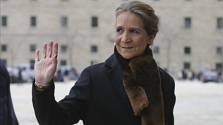  - La Infanta Elena se suma a los aplausos desde su casa