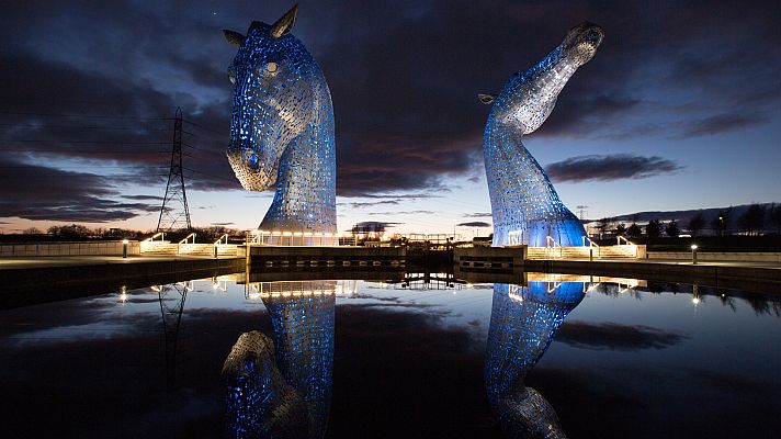 Telediario 1 - Cientos de edificios de todo el mundo se iluminan para homenajear los sanitarios y las víctimas del coronavirus