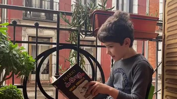 Telediario 1 - Los niños celebran confinados el Día del Libro Infantil y juvenil