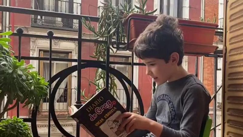 Los niños celebran confinados el Día del Libro Infantil y juvenil