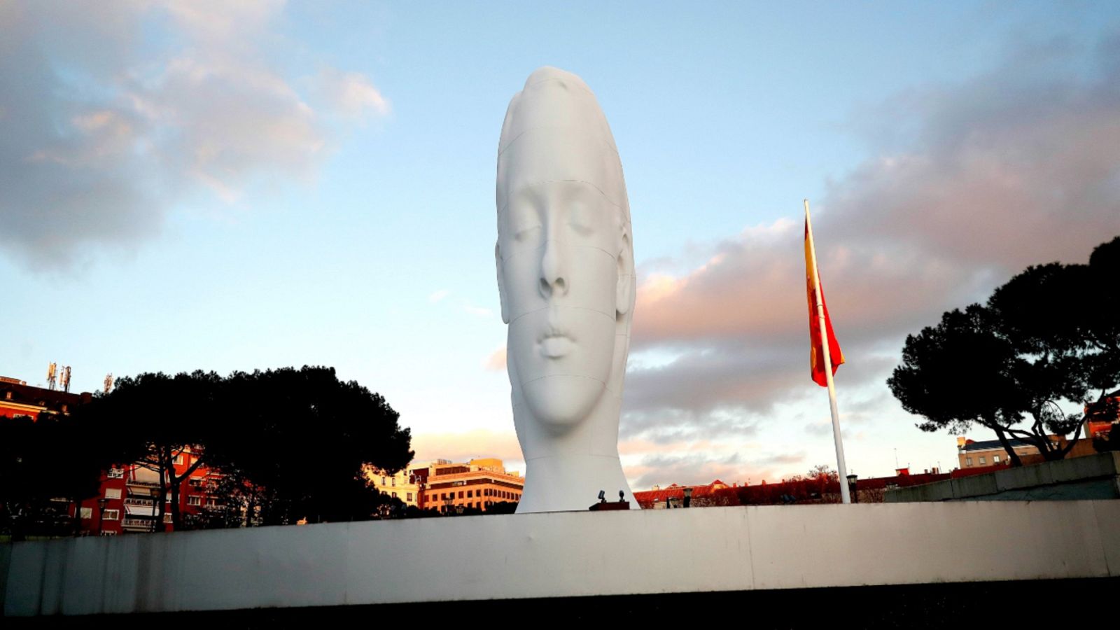 La soledad de la escultura Julia | Ver