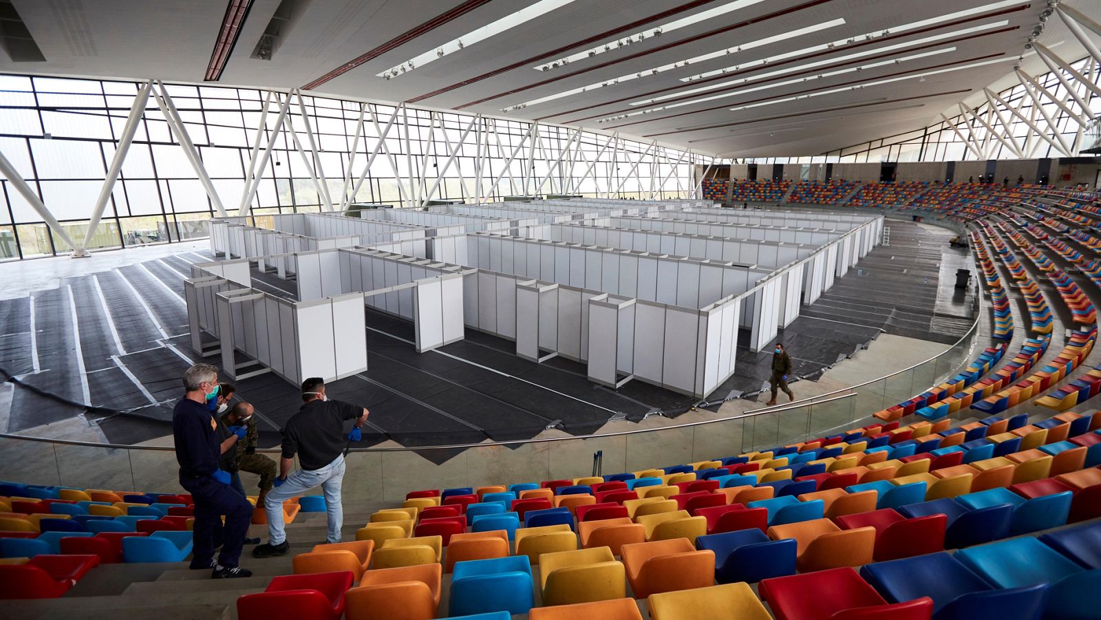 Las UCI de Cataluña al límite y baja la presión en Madrid