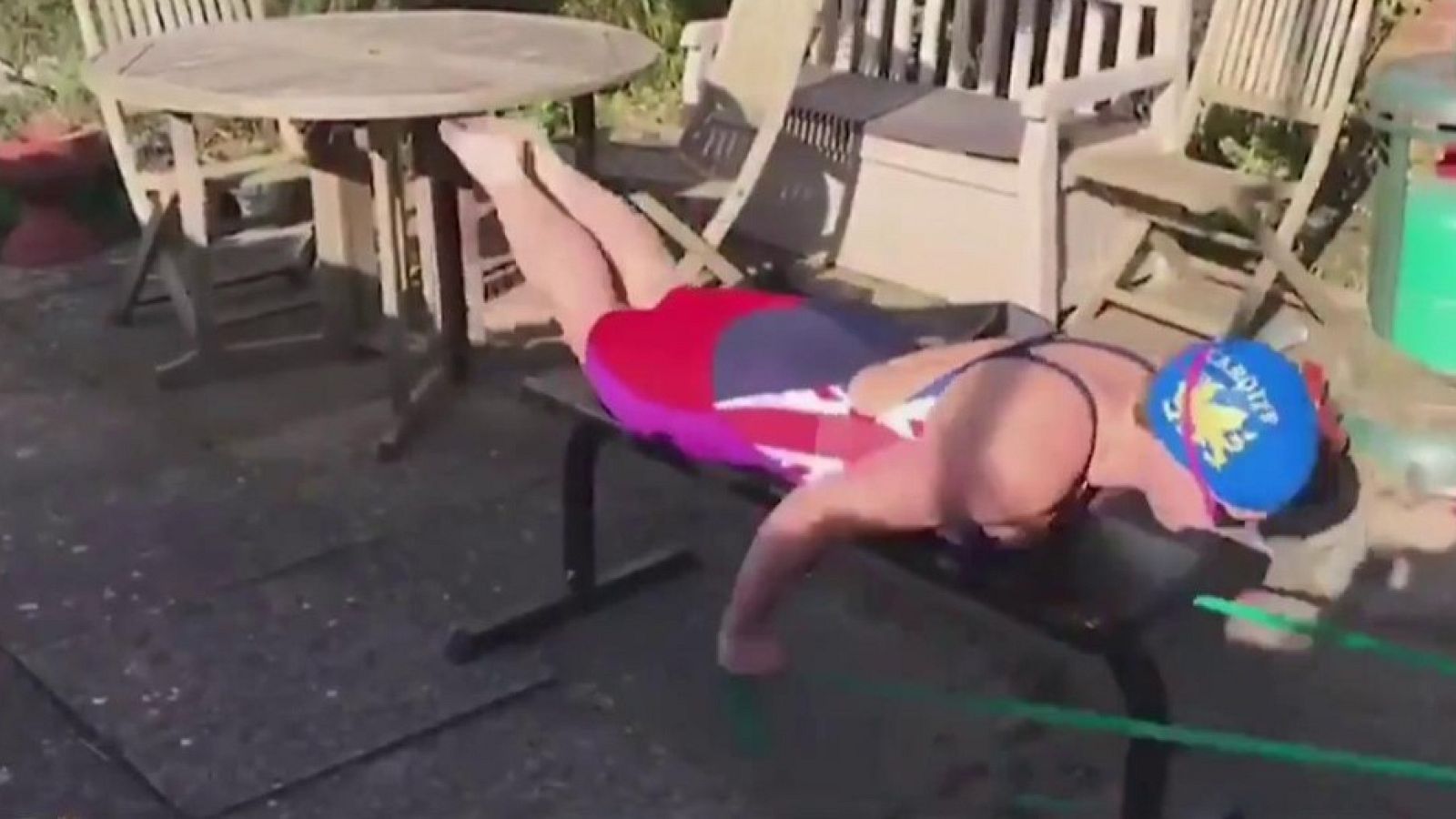 Vídeo: Los nadadores confinados tiran de ingenio para entrenar sin piscina