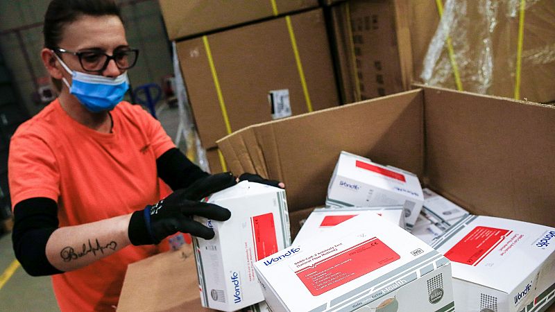 Sanidad anuncia un contrato para producir en España 60 millones de mascarillas