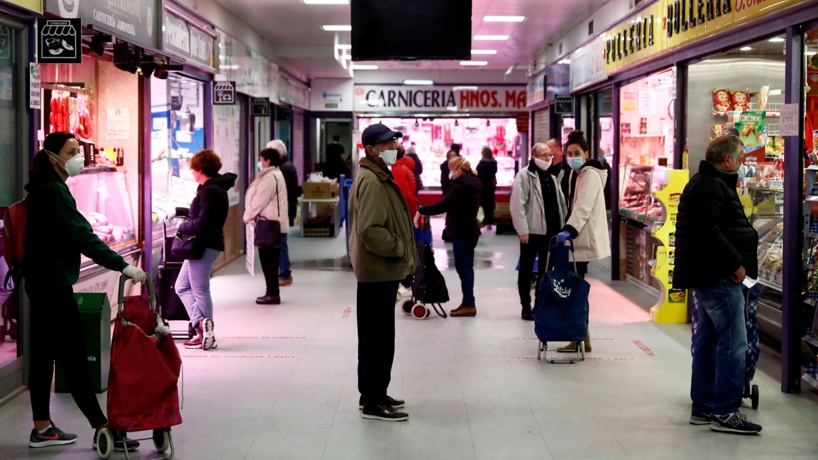 Montero no confirma el uso generalizado de mascarillas pero sí entra en sus planes