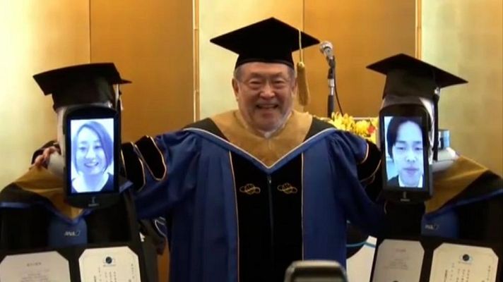 Modo Digital - Una universidad de Japón celebra una graduación virtual con robots en representación del alumnado