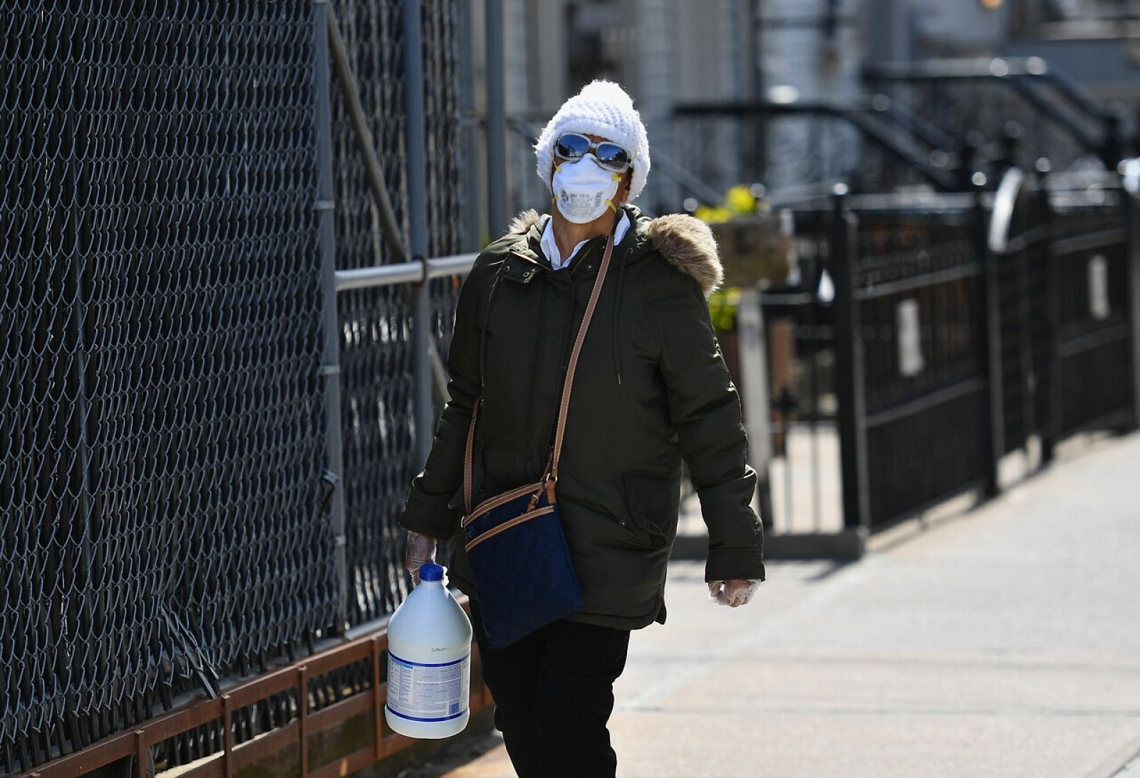 La AECC intenta tranquilizar a los pacientes con cáncer ante la pandemia de coronavirus - RTVE.es - Telediario 1 | Ver