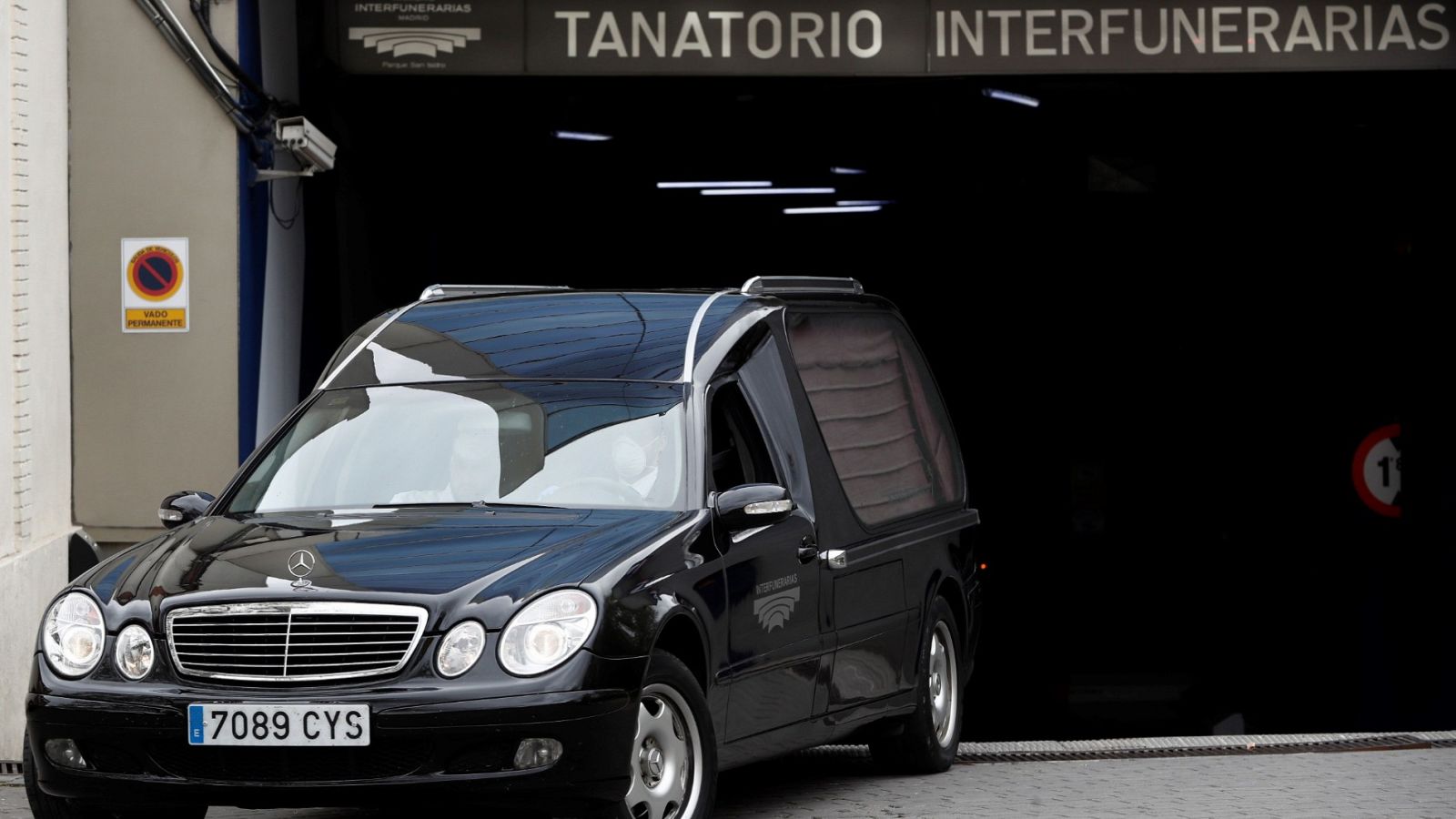 El desfase entre enterramientos y defunciones cuestiona el recuento de fallecidos con coronavirus y su impacto real en España | Ver