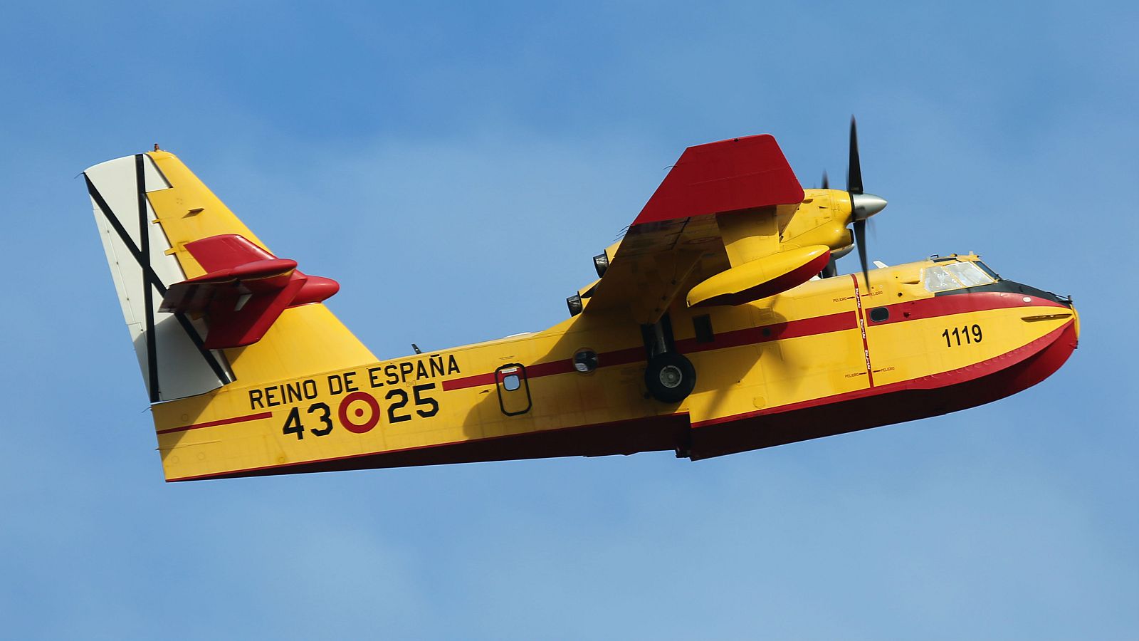 El Ejército del Aire reparte material sanitario a todos los puntos de España - RTVE.es - Telediario 1 | Ver