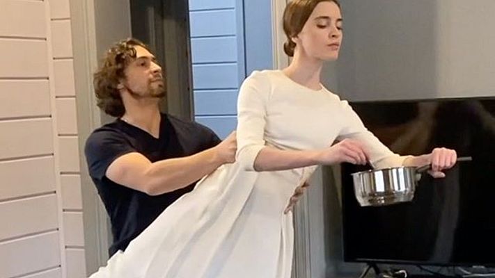 Telediario 1 - Ballet de autoaislamento: así pasa el confinamiento un grupo de bailarines rusos