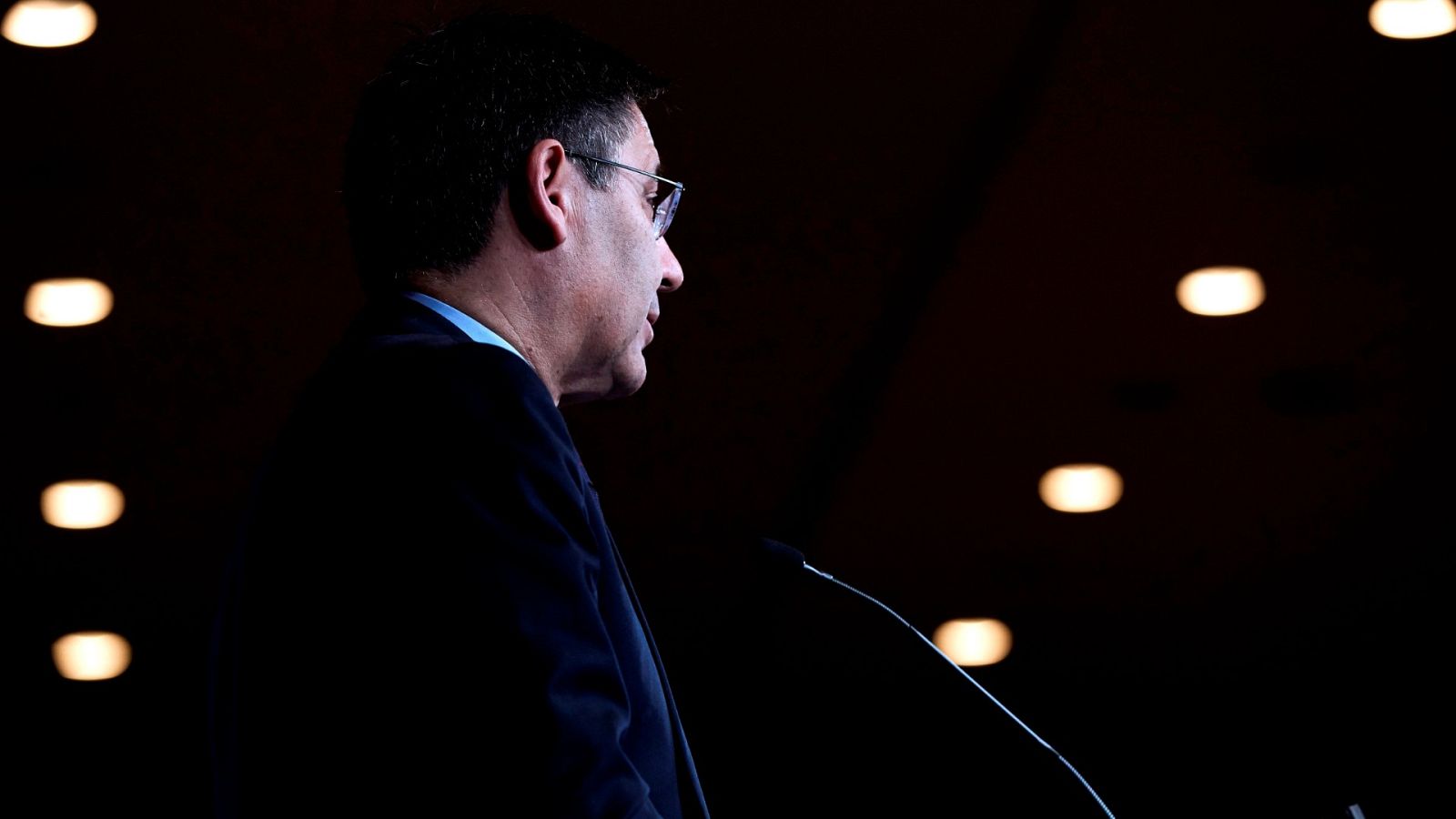 Dimisión en bloque de seis directivos del Barça