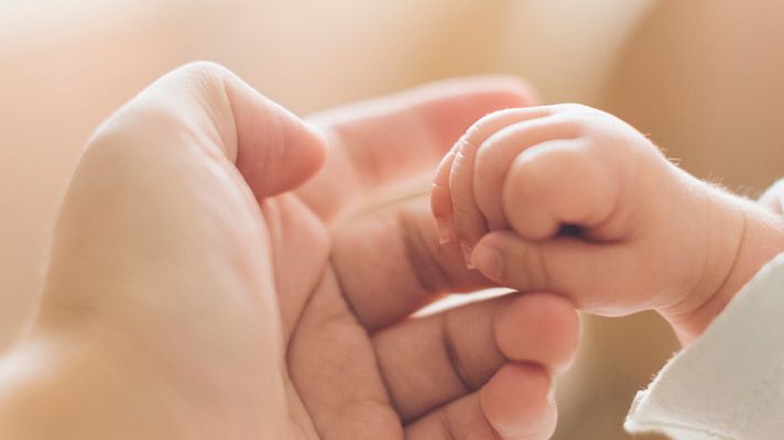 Telediario 1 - Dar a luz durante el confinamiento: "Es una experiencia atípica, sin visitas ni flores"