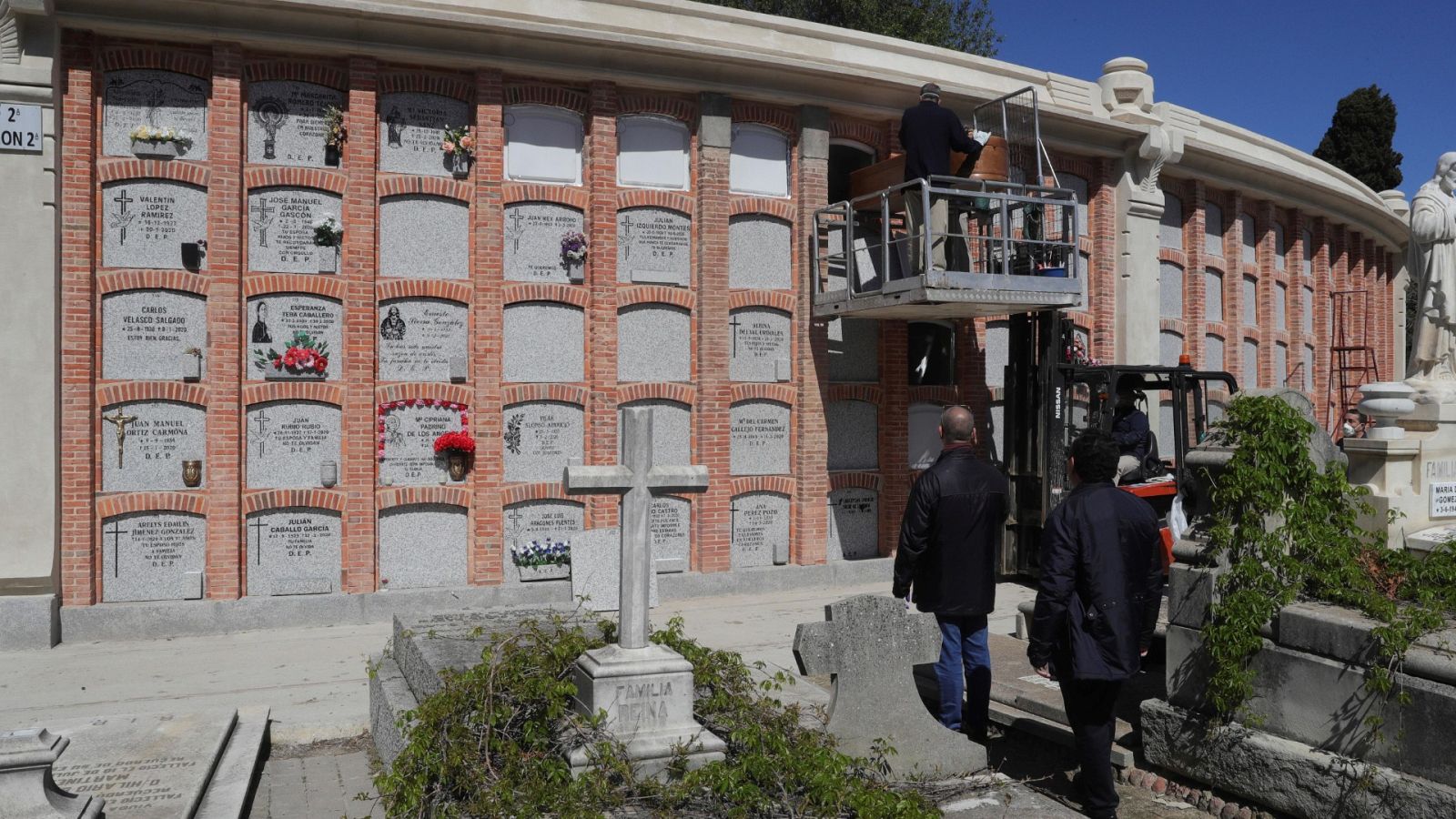 Los enterradores, trabajadores esenciales estos días, doblando sus jornadas