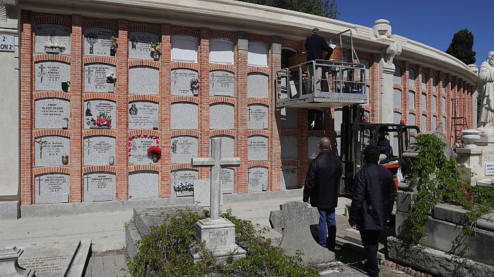 Telediario 1 - Los enterradores, trabajadores esenciales estos días, doblando sus jornadas