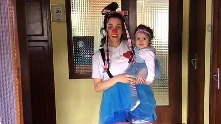 Telediario 1 - Los payasos de los hospitales usan las nuevas tecnologías para seguir sacando sonrisas a los más pequeños