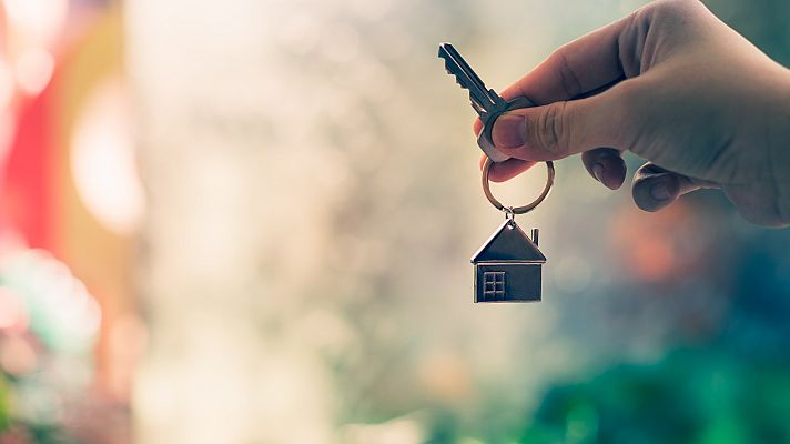 Telediario 1 - Cede su piso a cuatro personas sin hogar en el confinamiento