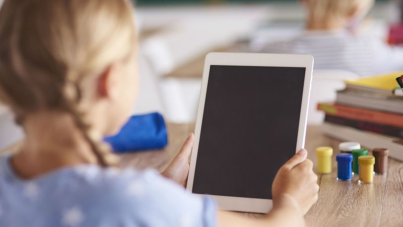 Los oftalmólogos recomiendan limitar el uso de aparatos electrónico durante el confinamiento - RTVE.es - Telediario 1 | Ver