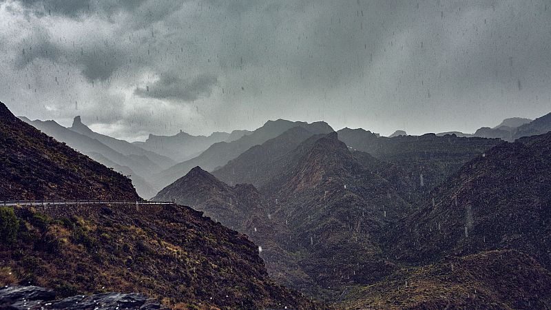 Chubascos y tormentas fuertes en la mitad suroeste y zona centro peninsular - ver ahora