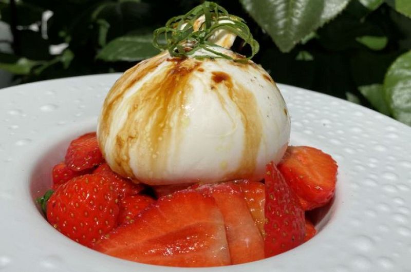 Aquí la Tierra - Receta de burrata con fresas y vinagre, de Fabio Morisi