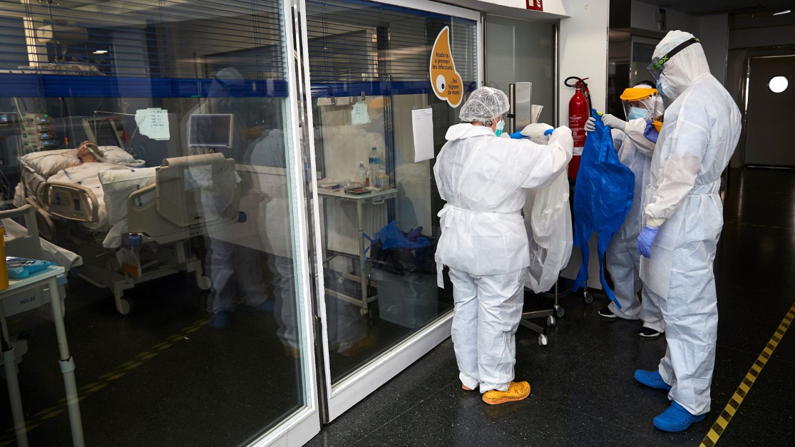 Desciende ligeramente la cifra de fallecimientos diarios por coronavirus pero aumenta la de contagios