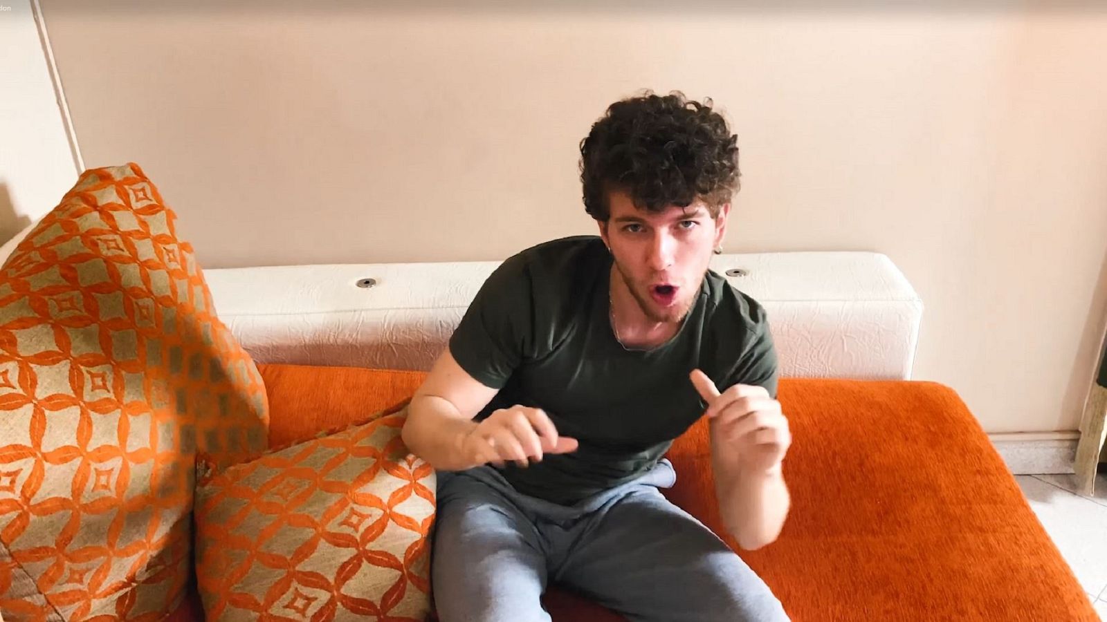 Jesús canta "Echo de menos" en el cuarto pase de micros de #QuedOTenCasa