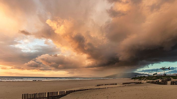 El tiempo - Lluvias y tormentas en la mitad oeste peninsular y riesgo por viento en León, Palencia y Ávila