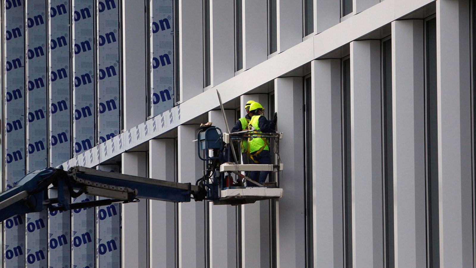 La apertura de actividades no esenciales se hará atendiendo a distancia, aforo e higiene - Especiales informativos | Ver