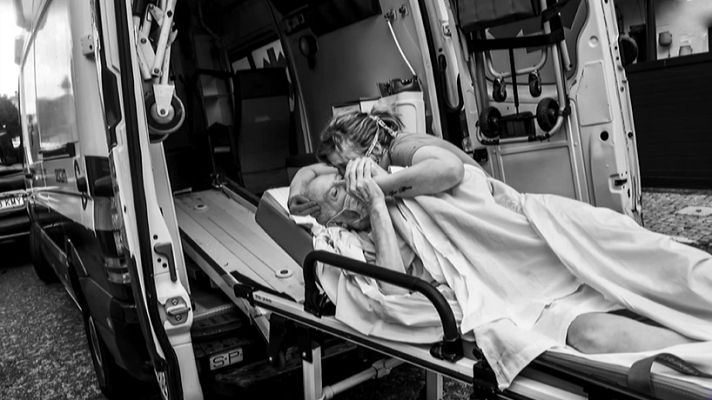 Telediario 1 - Rafa Chucharero, de fotografiar bodas a retratar lo más duro de esta pandemia con fines solidarios