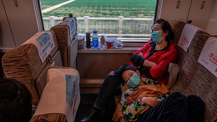 Telediario 1 - Controles, permisos, cuarentenas... salir de Wuhan, el origen del coronavirus, es toda una odisea