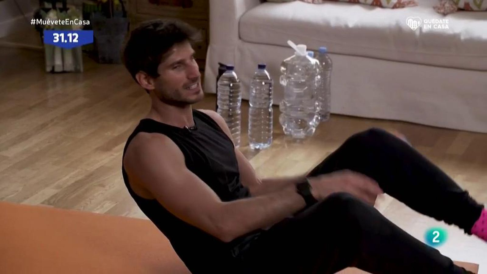 Muévete en casa - Circuito 2: salto-squad, extensión de brazos con peso, fondos de tríceps en silla, pistols...