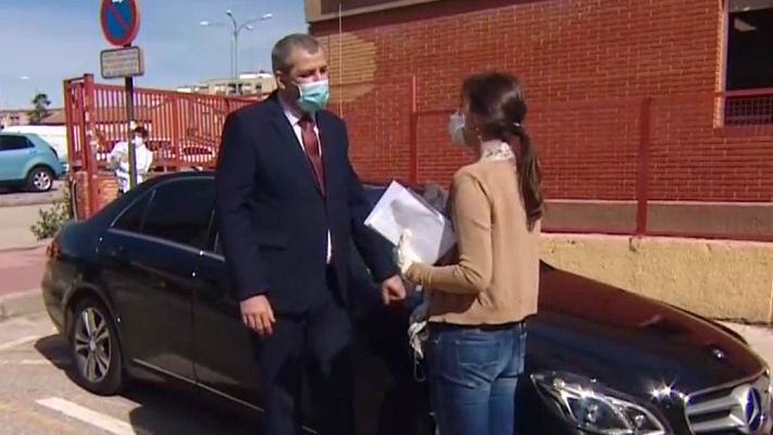 Telediario 1 - Sanitarios y pacientes dan una sorpresa al conductor de VTC que traslada pacientes con coronavirus de forma gratuita