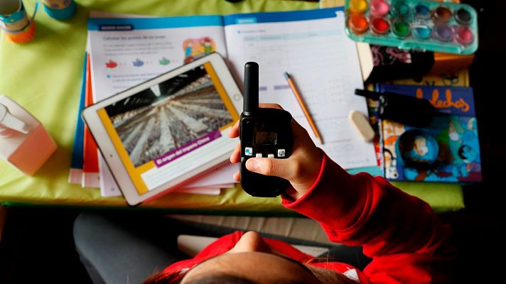 Telediario 1 - Clases con walkie-talkies para superar la brecha digital