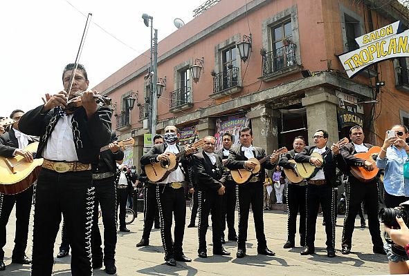Telediario 1 - El coronavirus pone contra las cuerdas a los mariachis en Ciudad de México