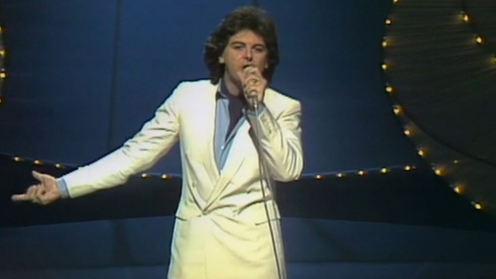 Festival de Eurovisión 1981 - José María Bacchelli cantó "Y solo tú" - Festivales de Eurovisión en el Archivo de RTVE | Ver