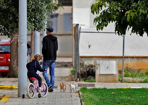Telediario 1 - Los niños de hasta 14 años podrán salir a la calle a partir del lunes para ir al supermercado o a la farmacia