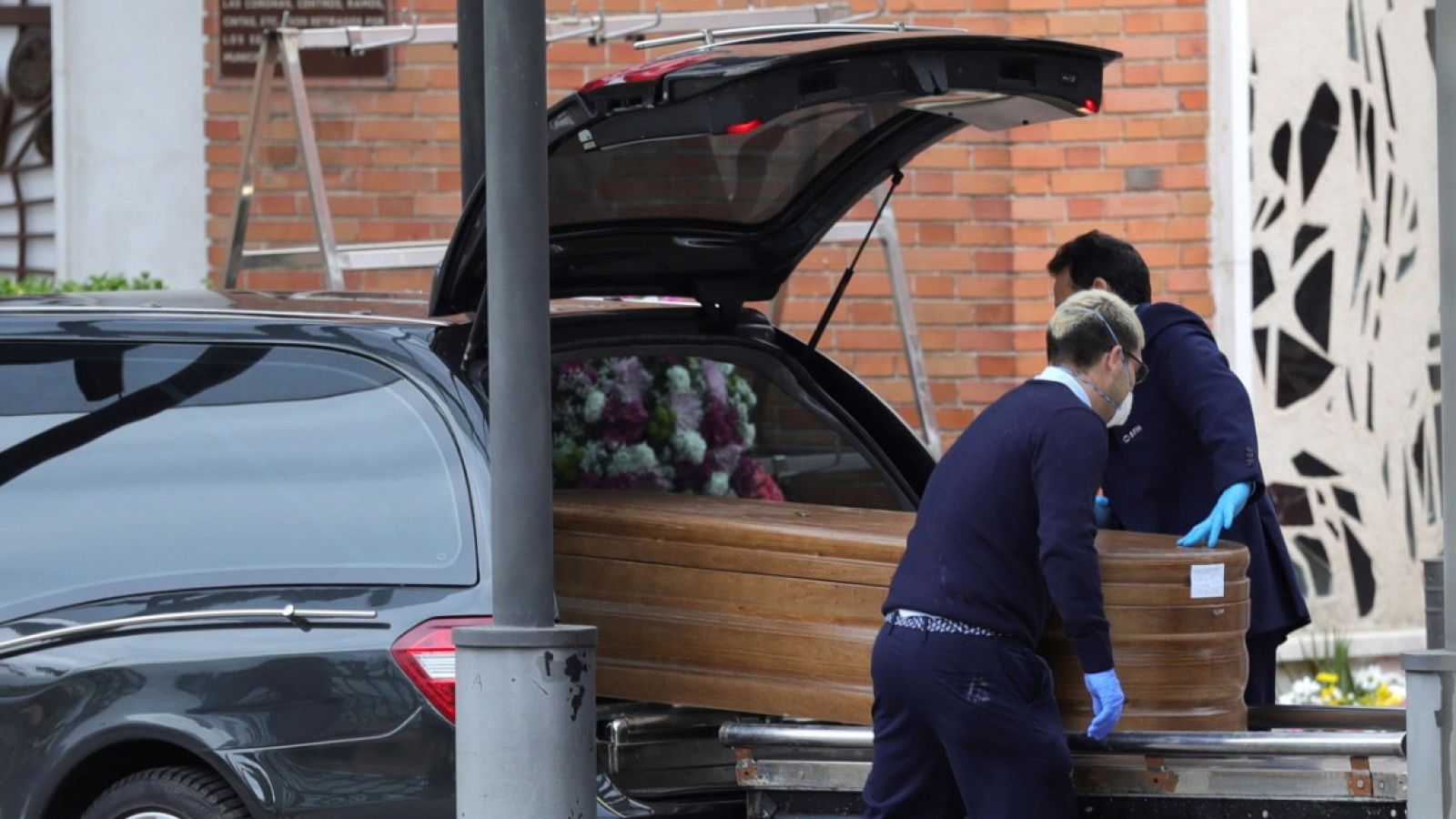 La elevada tasa de mortalidad obliga a las funerarias a adaptarse contrarreloj