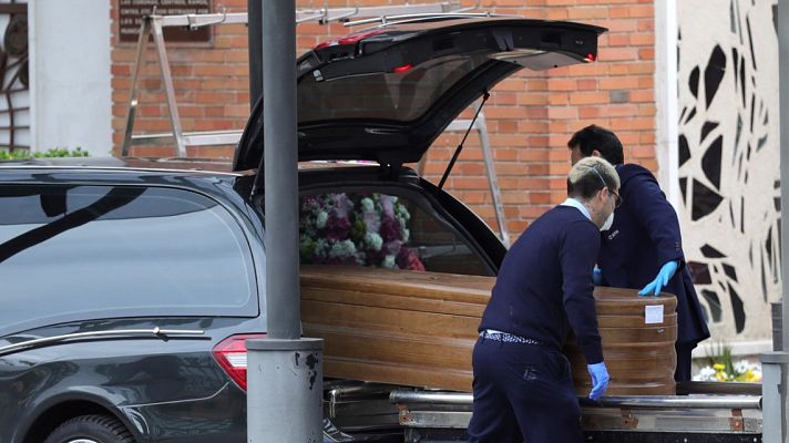 Telediario 1 - La elevada tasa de mortalidad obliga a las funerarias a adaptarse contrarreloj